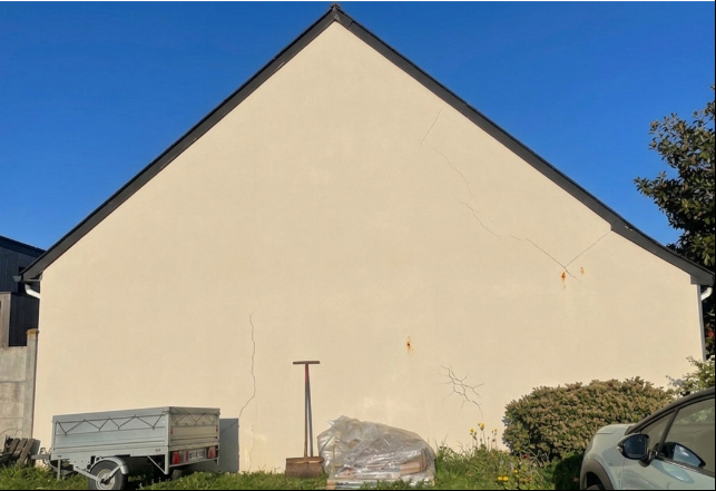 ISOL'Façade 44 - Fissure sur l'enduit d'un mur de maison